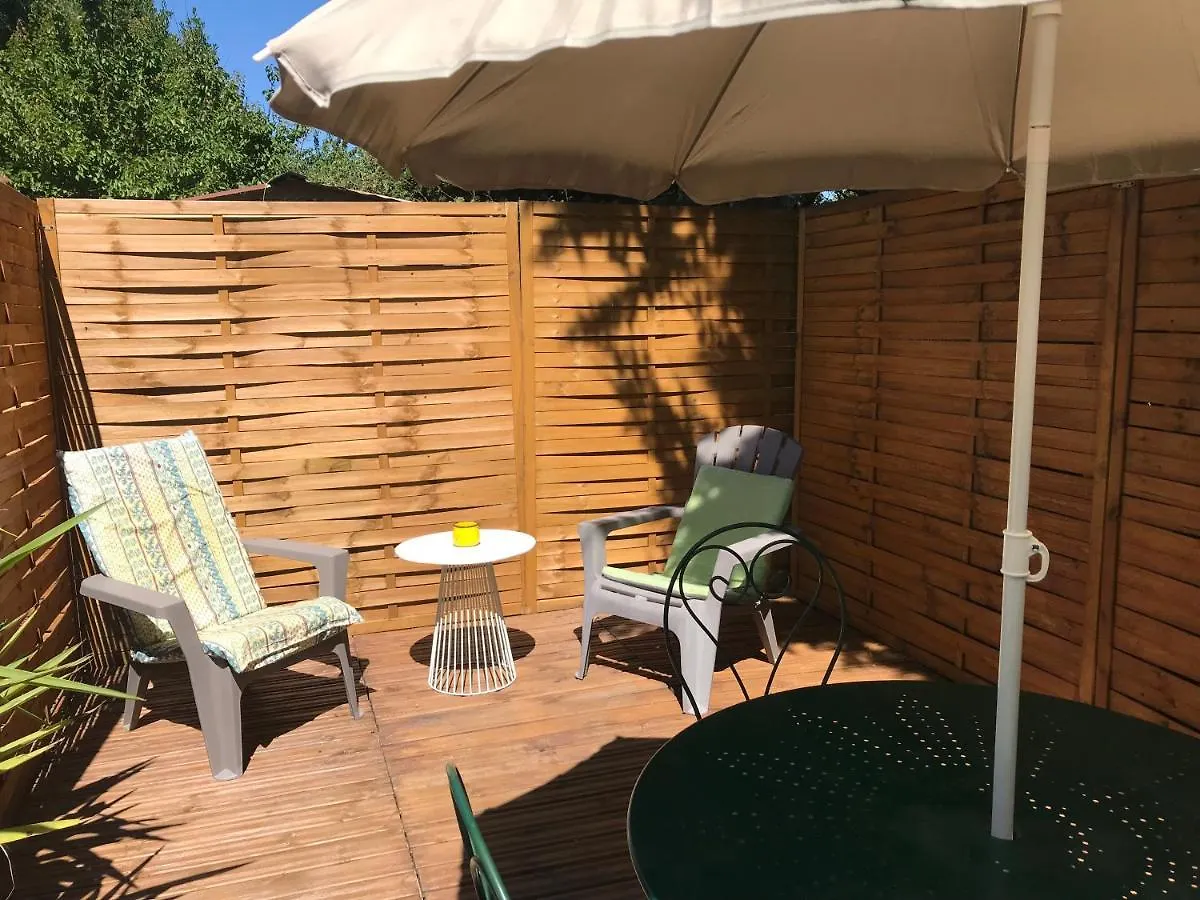 Mas Grimaud - Gite- Studio Et Chambres D'Hotes Familiales Eygalières Bed & Breakfast