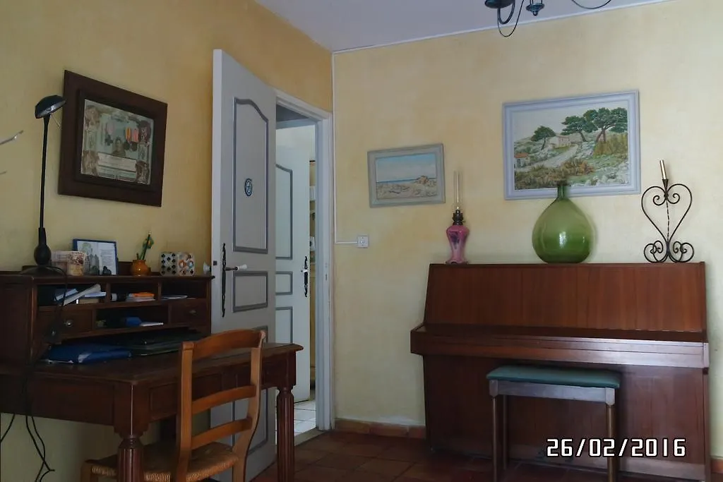 Bed & Breakfast Mas Grimaud - Gite- Studio Et Chambres D'Hotes Familiales Eygalières