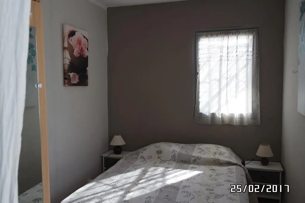 Mas Grimaud - Gite- Studio Et Chambres D'Hotes Familiales Eygalières Bed & Breakfast
