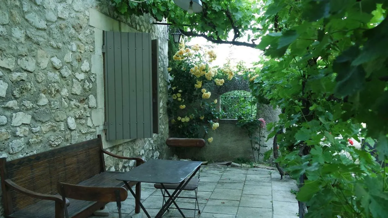Mas Grimaud - Gite- Studio Et Chambres D'Hotes Familiales Eygalières Bed & Breakfast