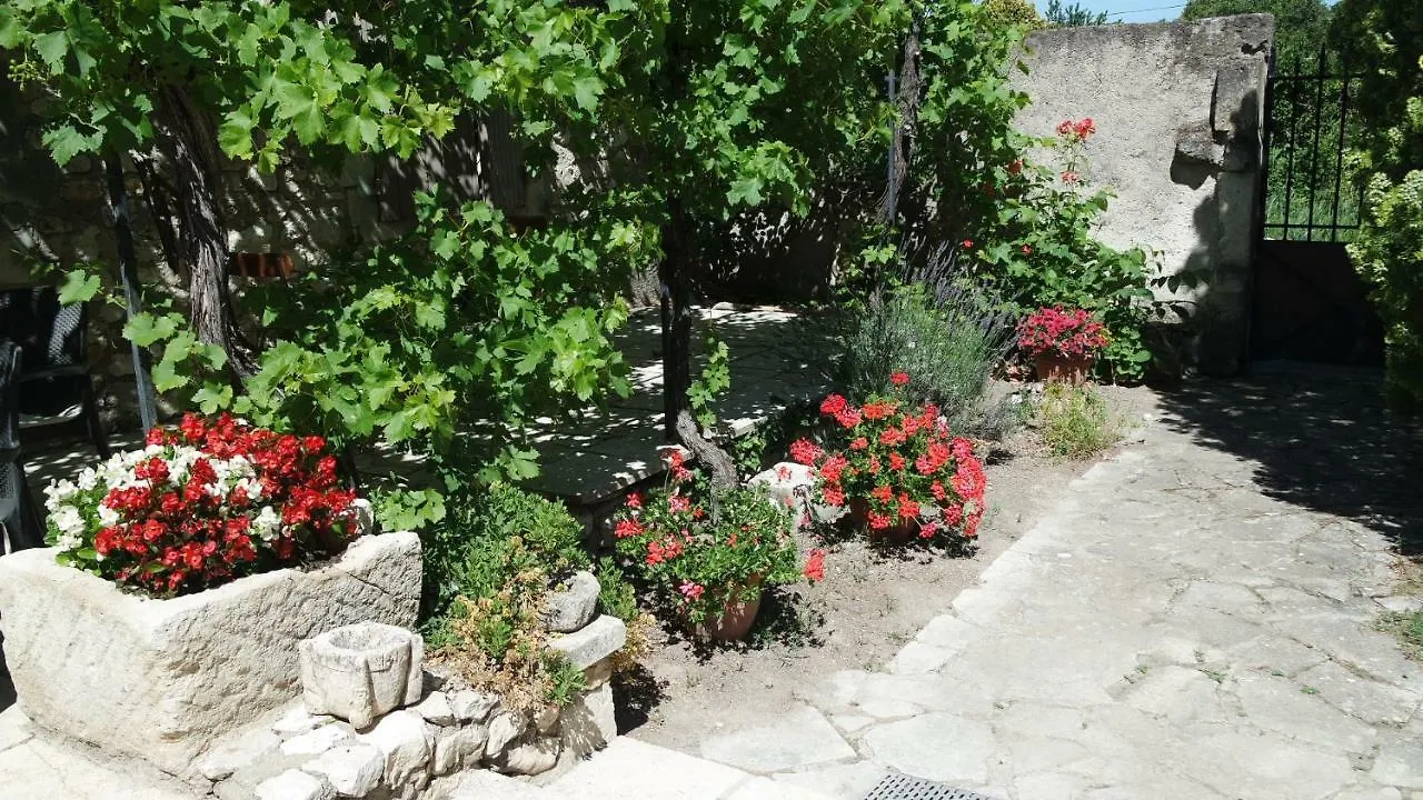 Mas Grimaud - Gite- Studio Et Chambres D'Hotes Familiales Eygalières Bed & Breakfast